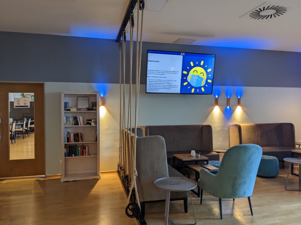 rounded TUI hotel digital signage